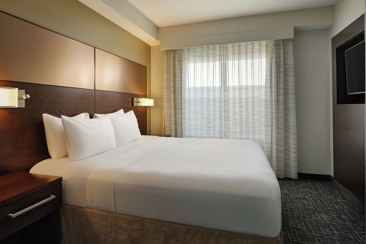 Literie de qualité supérieure, bureau, fer et planche à repasser