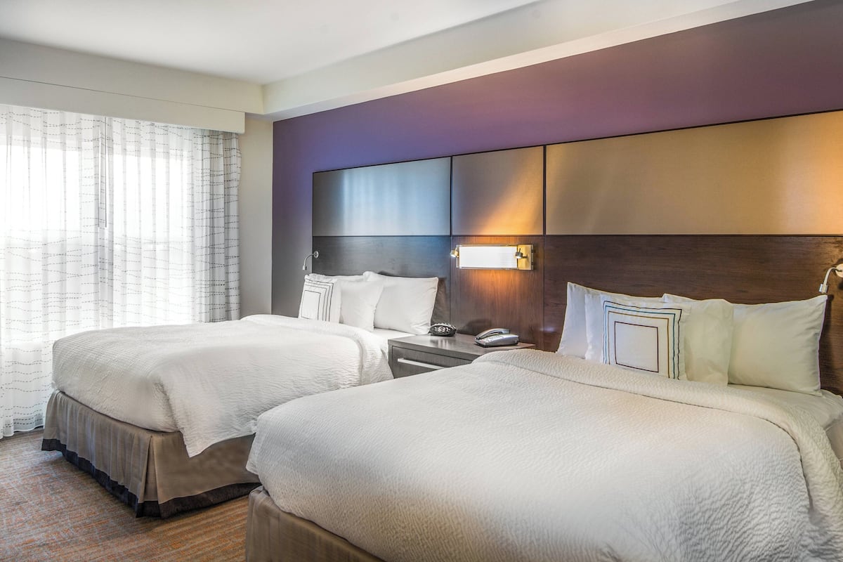 1 Schlafzimmer, hochwertige Bettwaren, Schreibtisch