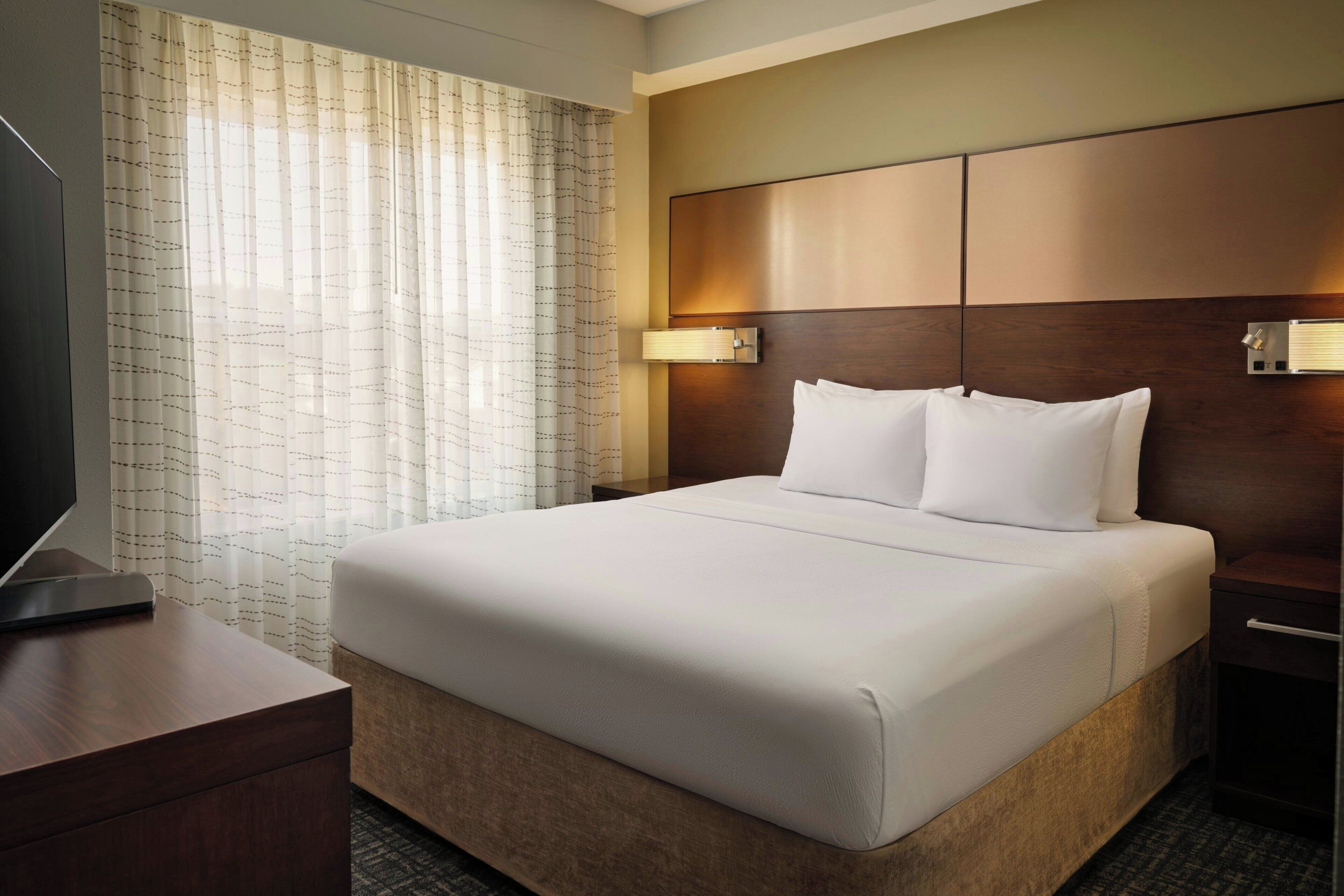 Premium bedding, desk, iron/ironing board, free cots/infant beds