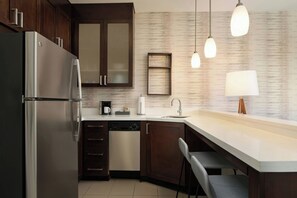 Køleskab/fryser i fuld størrelse, mikrobølgeovn, kogeplade