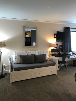 Studio, 1 kingsize-seng | Safe på rommet, skrivebord, strykejern/-brett og barnesenger (inkludert)