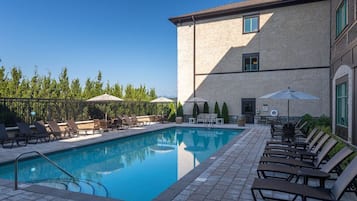 Outdoor pool, pool loungers