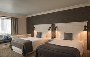 In-room safe, desk, iron/ironing board, free cots/infant beds - Village Hotel on Biltmore Estate (Asheville)