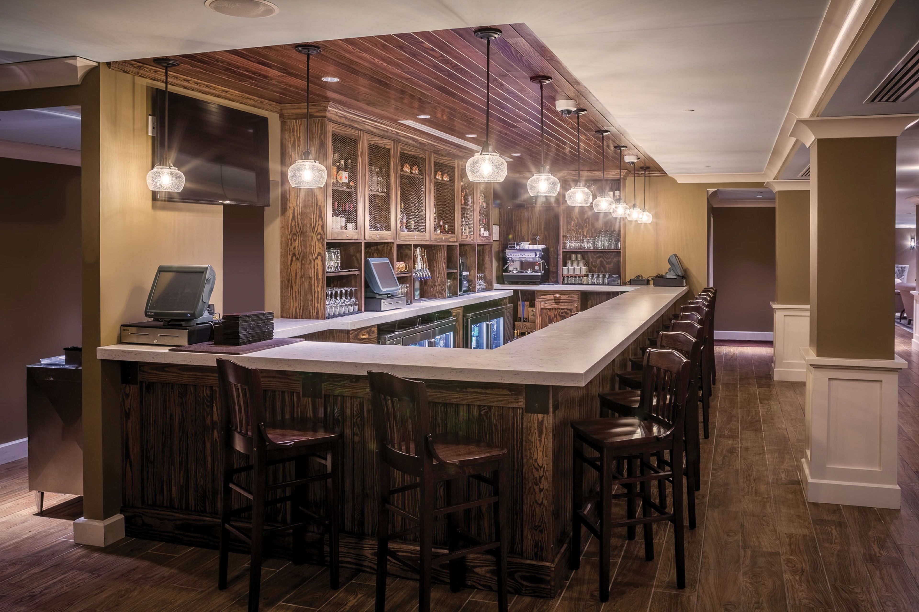 serves breakfast, lunch and dinner