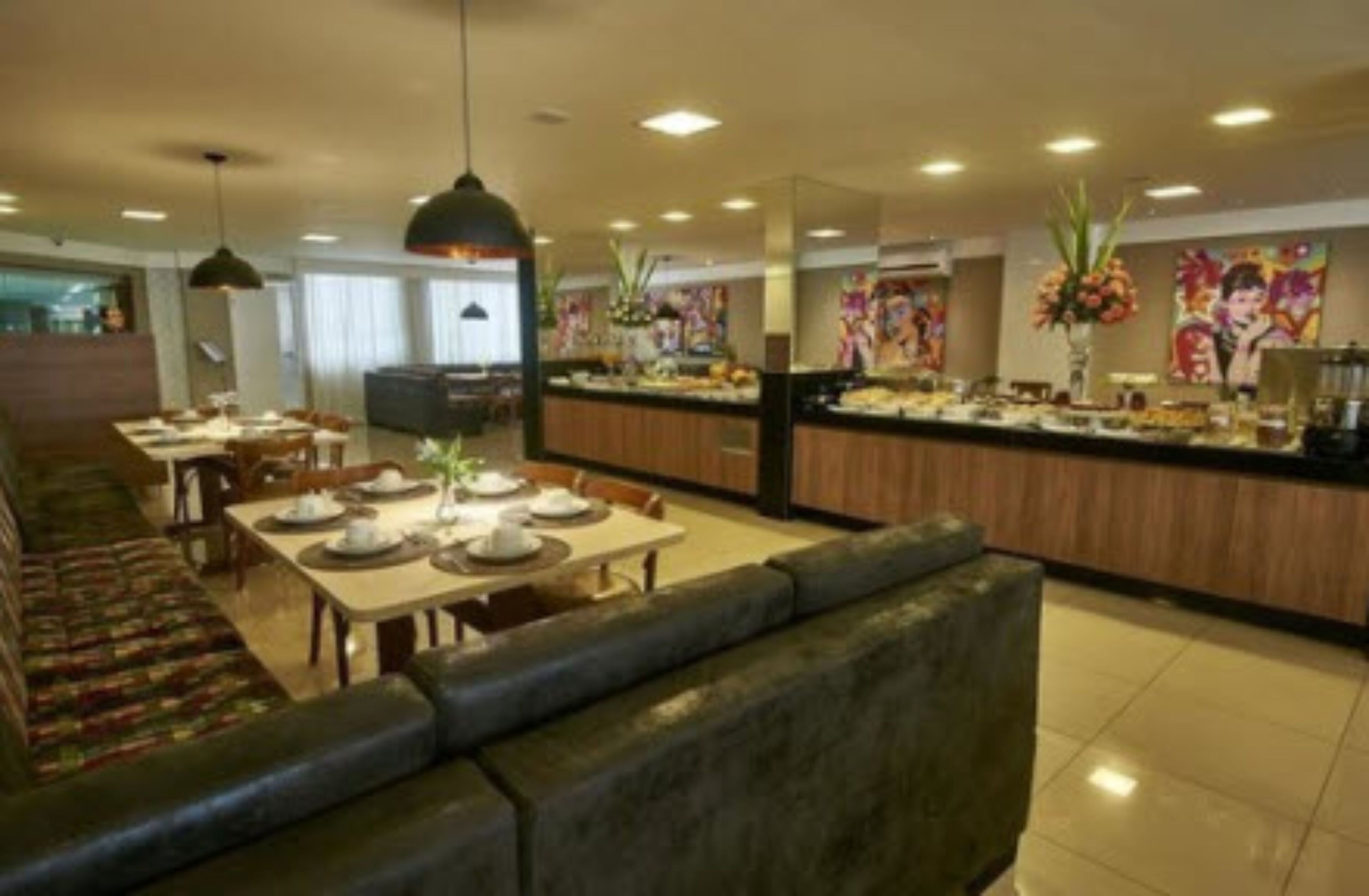 Café da manhã com buffet grátis todos os dias