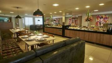 Café da manhã com buffet grátis todos os dias