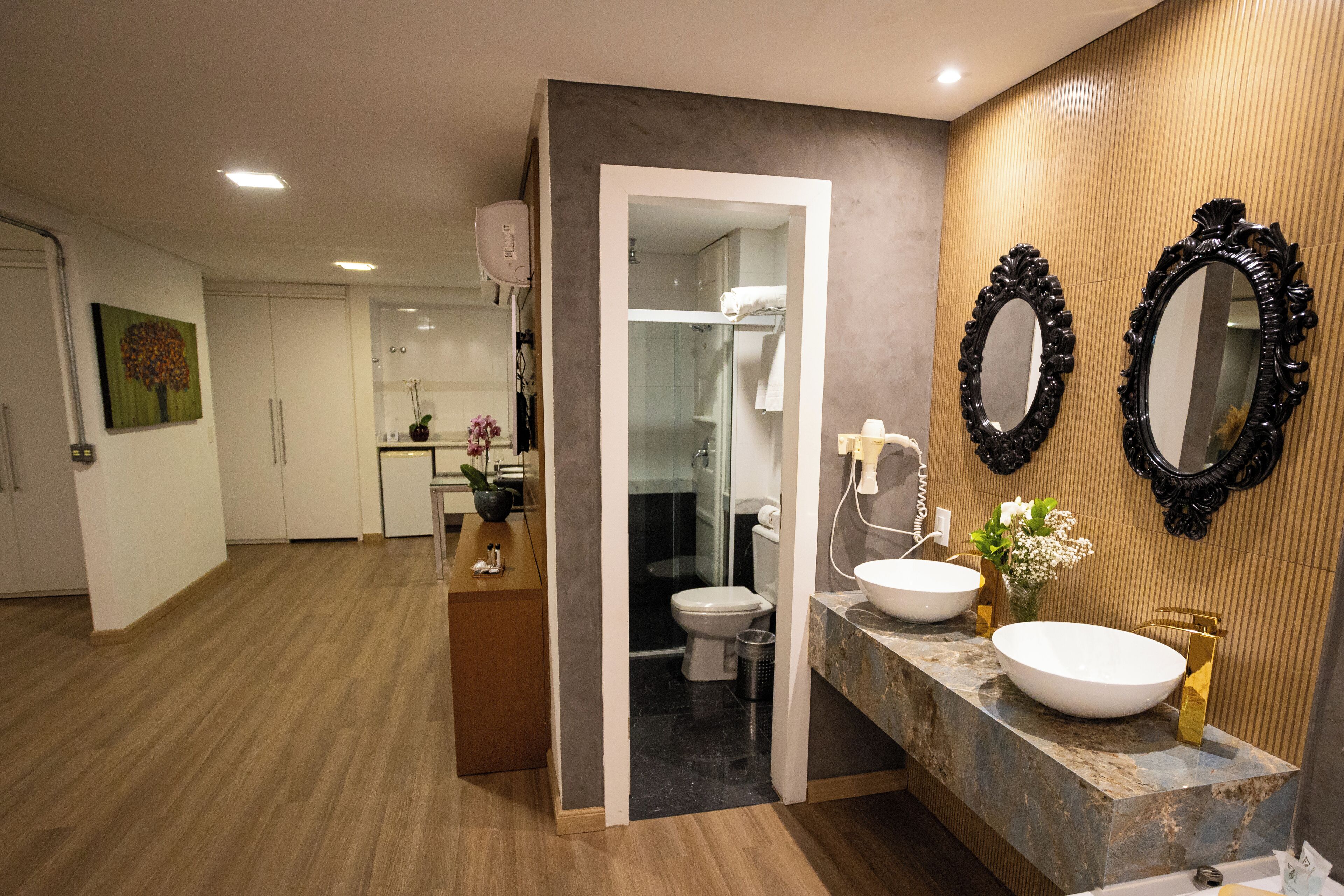 deluxe studio suite | bathroom | shower, free toiletries, hair dryer, towels