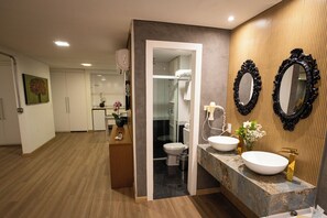 Suite estudio Deluxe | Baño | Ducha, artículos de higiene personal gratuitos y secador de pelo
