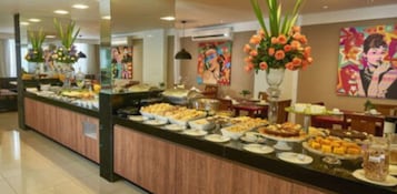 Café da manhã com buffet grátis todos os dias