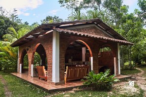 Fridge, dishwasher, cookware/dishes/utensils - Los Huingos Eco Lodge (Tarapoto)