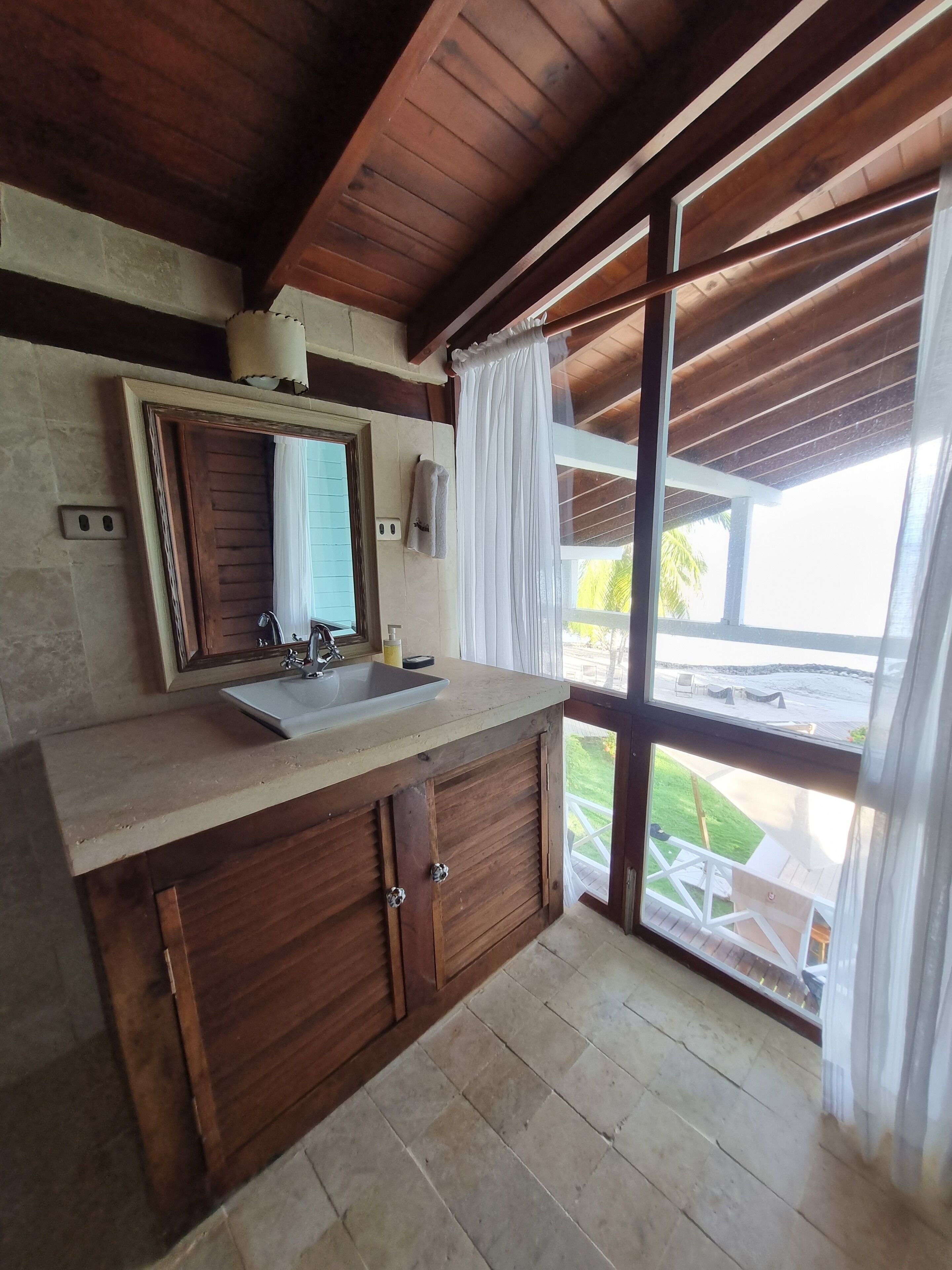 Kamar Double Superior, 1 Tempat Tidur Queen, ensuite, pemandangan pantai | Kamar mandi | Perlengkapan mandi gratis, pengering rambut, handuk, dan sabun