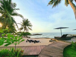 Playa privada, traslado desde/hacia la playa, sombrillas