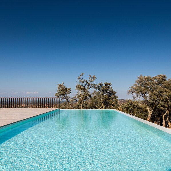 Außenpool, Sonnenschirme, Liegestühle