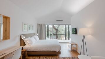 Brankas, meja kerja, ruang kerja ramah laptop, dan tirai kedap cahaya