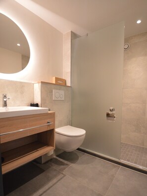Standard Double Room | Bathroom | Hair dryer, towels - Hotel Hohe Promenade Arosa (Arosa)
