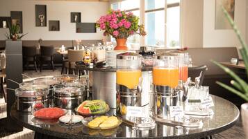 Se ofrece un desayuno bufé todos los días (por un coste adicional)