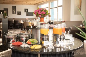 Tägliches Frühstücksbuffet gegen Gebühr