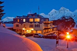 Front of property – evening/night - Hotel Hohe Promenade Arosa (Arosa)