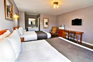 Room, 2 Queen Beds | Desk, blackout curtains, soundproofing, free WiFi - Hôtel Motel La Différence (Sainte-Marie)