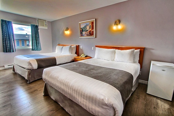 Room, 2 Queen Beds | Desk, blackout drapes, soundproofing, free WiFi - Hôtel Motel La Différence (Sainte-Marie)