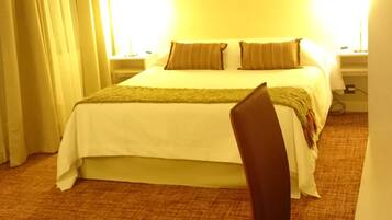 Habitación estándar doble | Caja fuerte, escritorio, ropa de cama