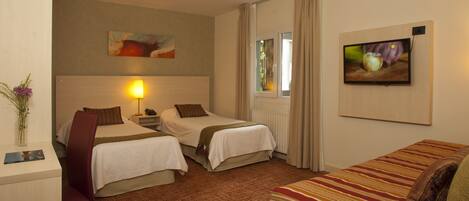 Chambre Triple Standard, 1 chambre, non-fumeurs, salle de bains privée | Coffres-forts dans les chambres, bureau, draps fournis