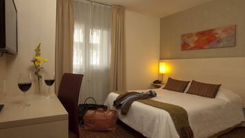In-room safe, desk, bed sheets