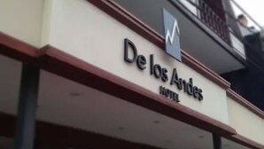 Une enseigne d’hôtel portant le nom « De los Andes » et un logo au-dessus.