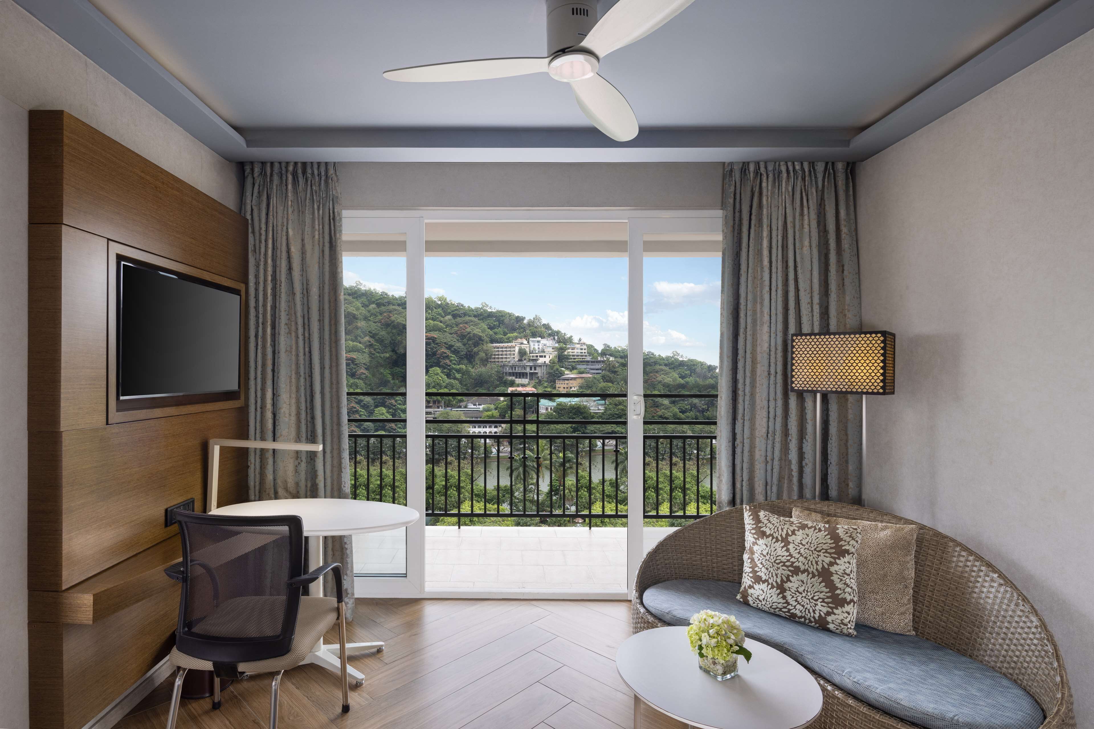 suite, lake view - 15% discount on food and soft beverages | television