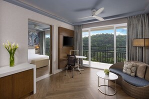 ห้องสวีท, วิวทะเลสาบ | เครื่องนอนระดับพรีเมียม, ผ้านวมขนเป็ด, เตียงเมมโมรีโฟม, มินิบาร์