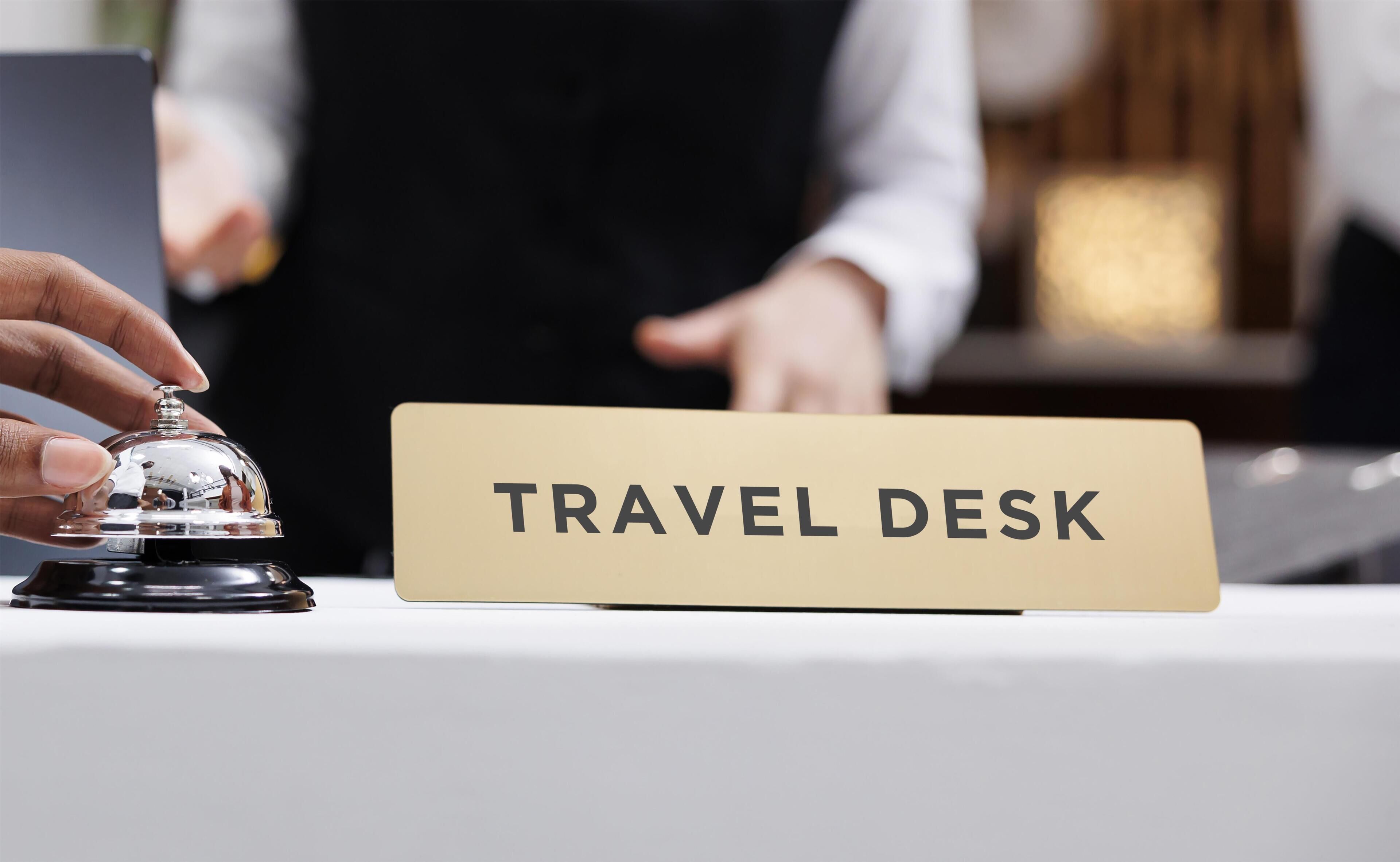 En servicebod med en skilteplade, der står 'TRAVEL DESK'.