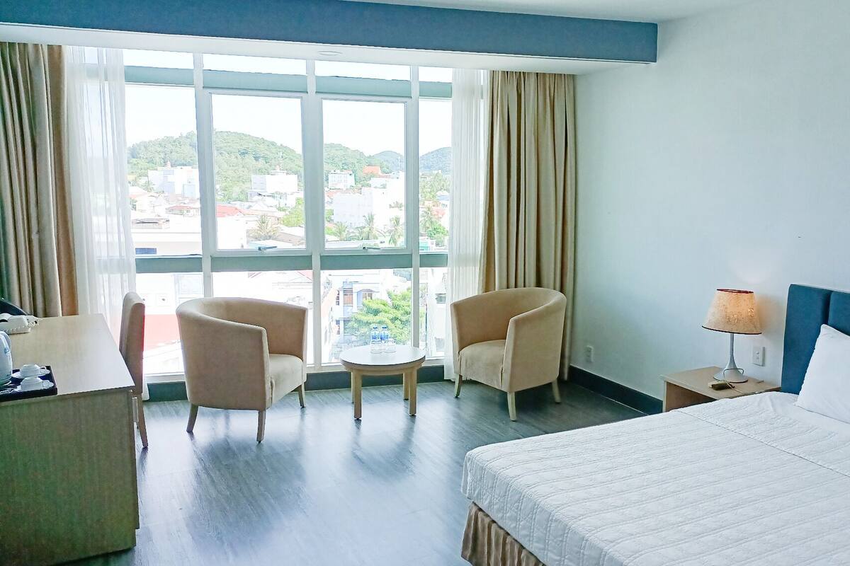 Double Room, 1 King Bed, Mountain View