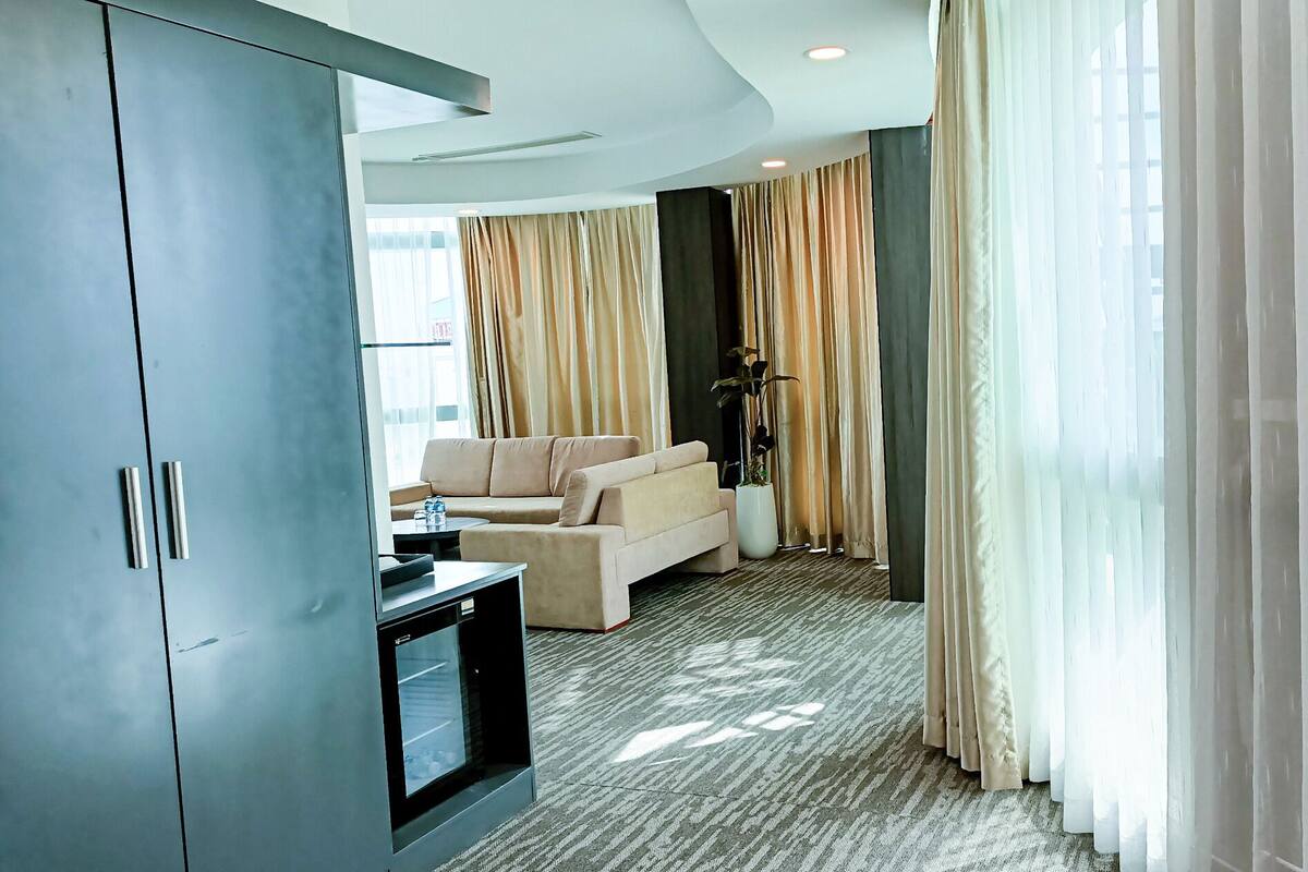 Junior Suite, 1 King Bed, River View | Living area