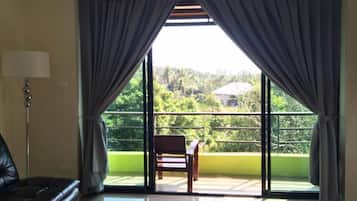Chambre Triple, balcon | Coffres-forts dans les chambres, bureau, lits pliants/supplémentaires