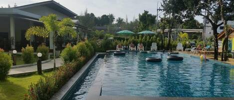 Piscina externa, espreguiçadeiras