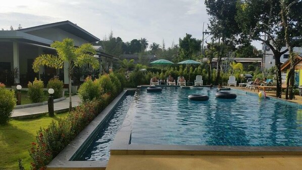 Outdoor pool, pool loungers - Morakot Lanta Resort (Ko Lanta)
