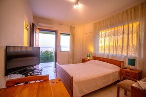 Studio, Sea View, Ground Floor | Soundproofing, iron/ironing board, free WiFi, bed sheets - Moireas Apartments (West Mani)