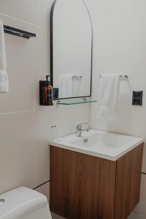 Ducha, artículos de tocador gratuitos, secador de pelo, toallas