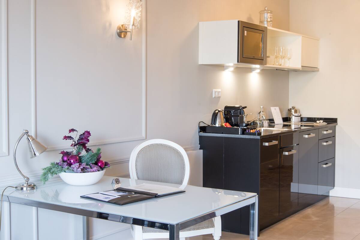 fridge, microwave, espresso maker, coffee/tea maker