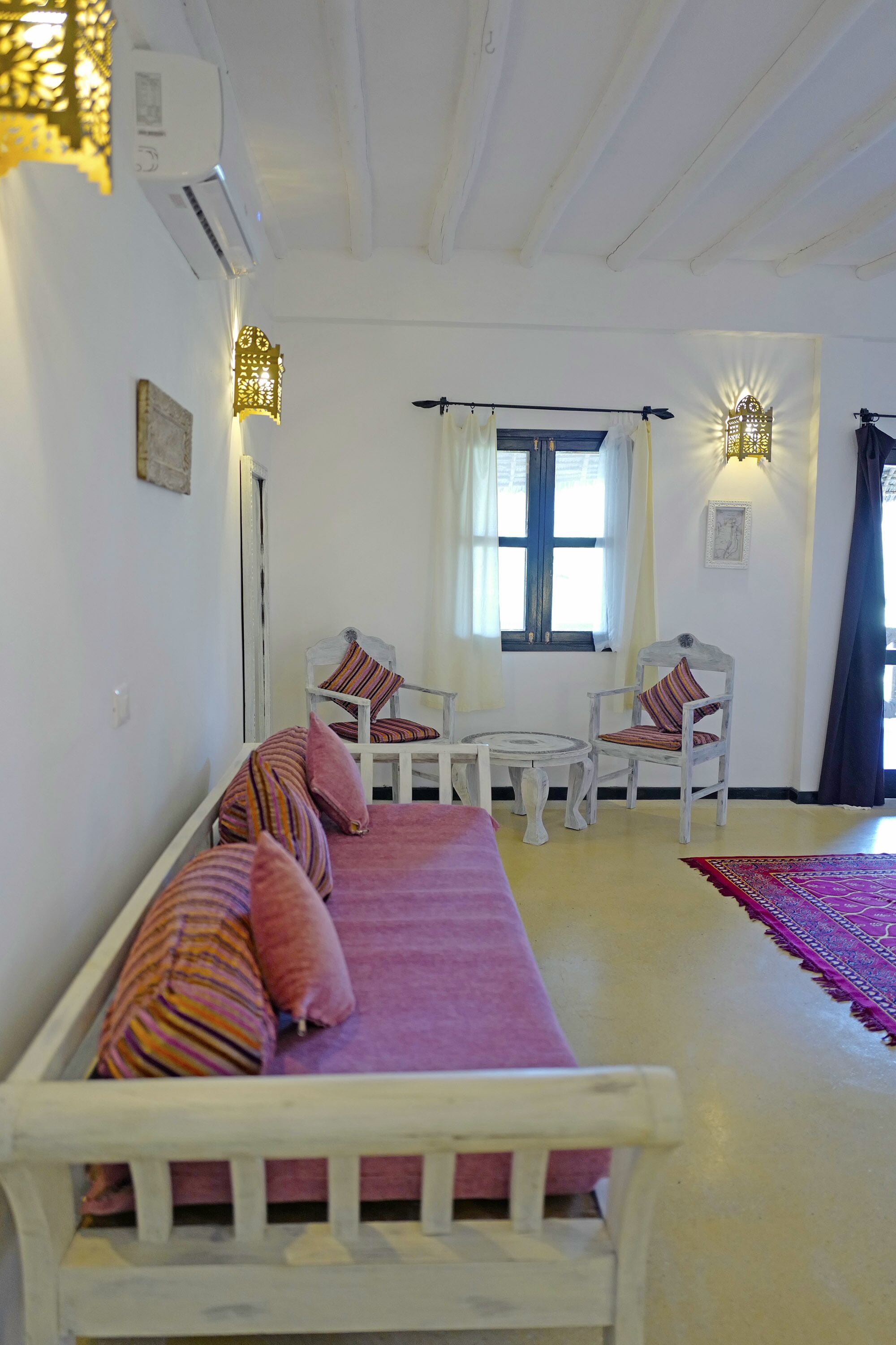 suite, sea view (master) | living area | toys, books