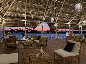 2 Bars/Lounges, Poolbar