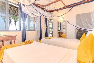 Suite familiar, frente a la playa | Ropa de cama de alta calidad, minibar, caja fuerte y escritorio