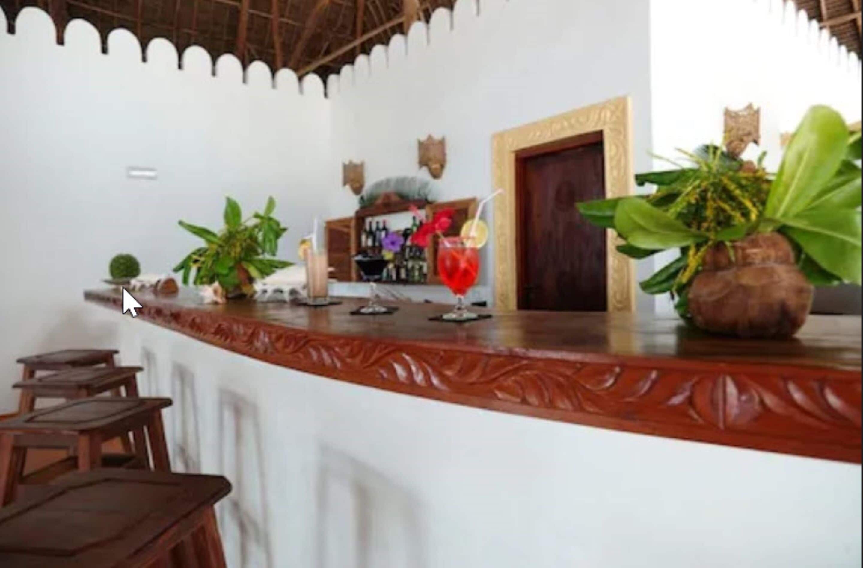 2 bars/lounges, poolside bar