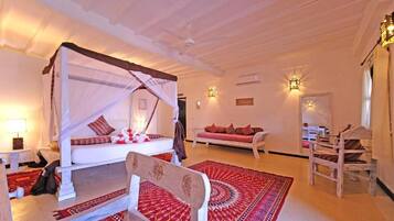 Suite (Master) | Sengetøy av topp kvalitet, minibar, safe på rommet og skrivebord