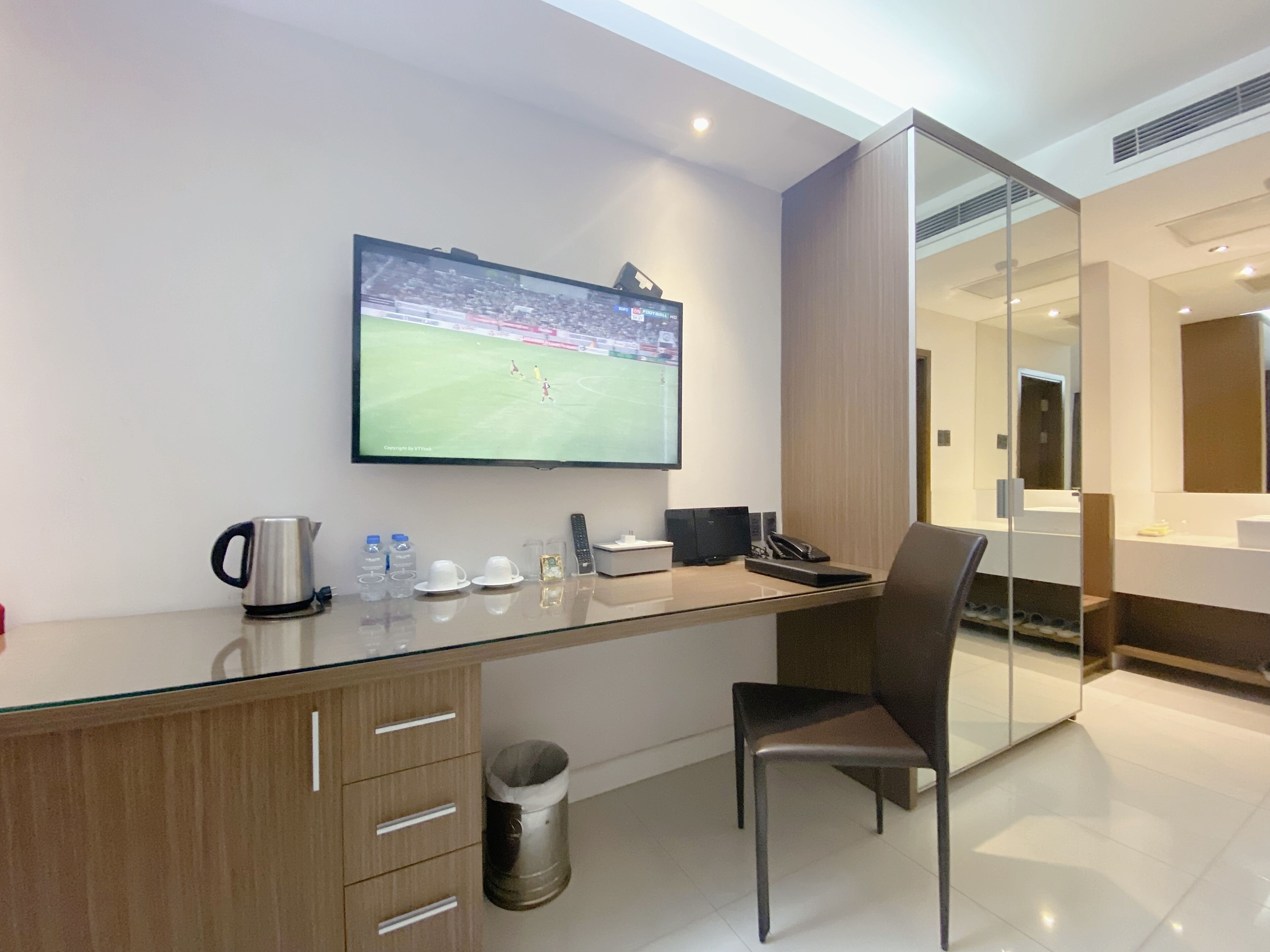 family deluxe with window | 1 bedroom, minibar, in-room safe, desk