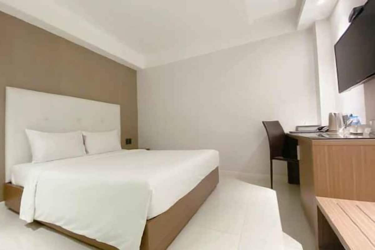 Minibar, in-room safe, desk, free WiFi
