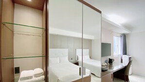 A modern hotel room with a large bed, a desk, and a glass partition. - Nicecy Ben Thanh Hotel (Ho Chi Minh City)
