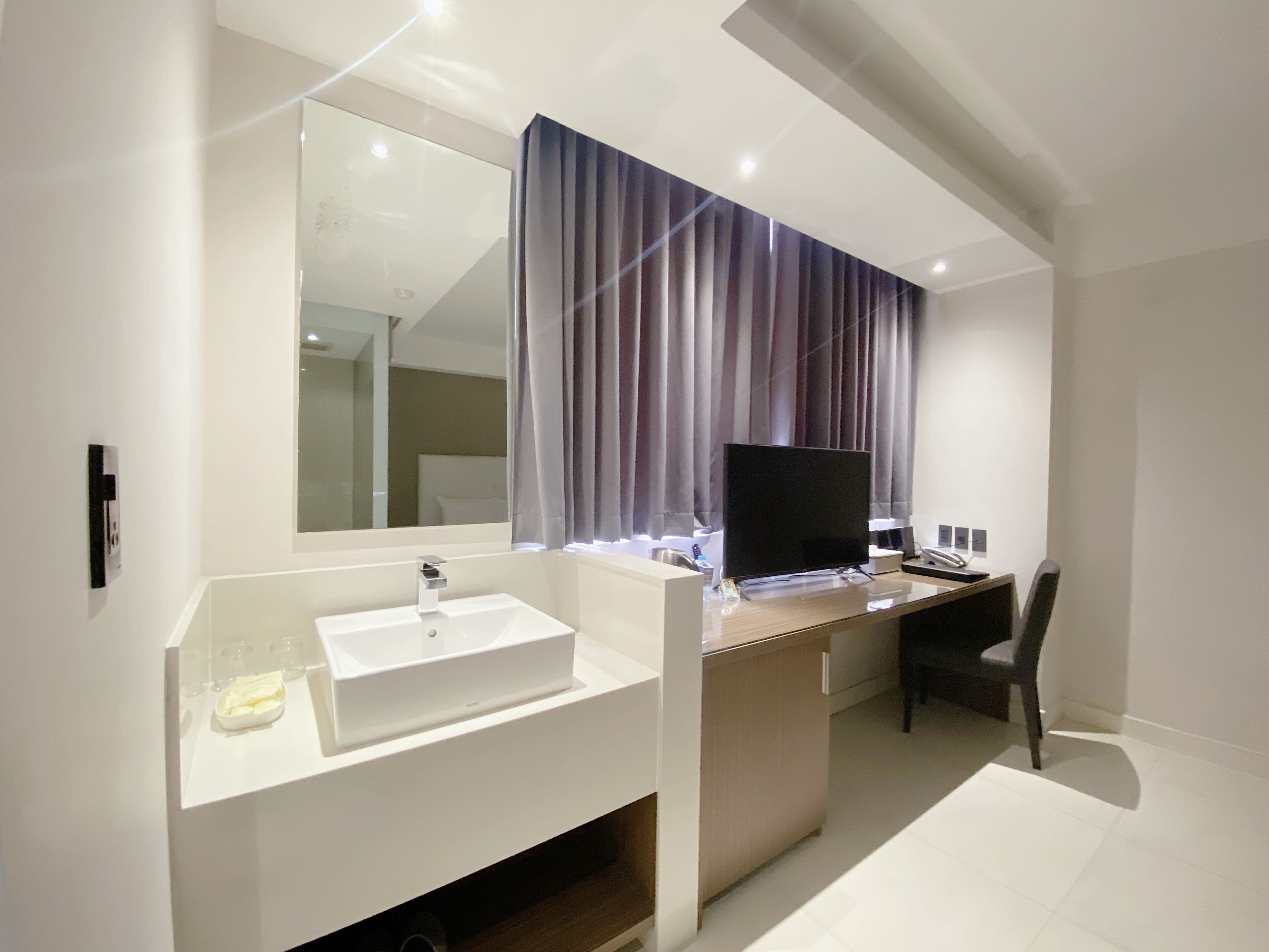 premier queen with window | 1 bedroom, minibar, in-room safe, desk