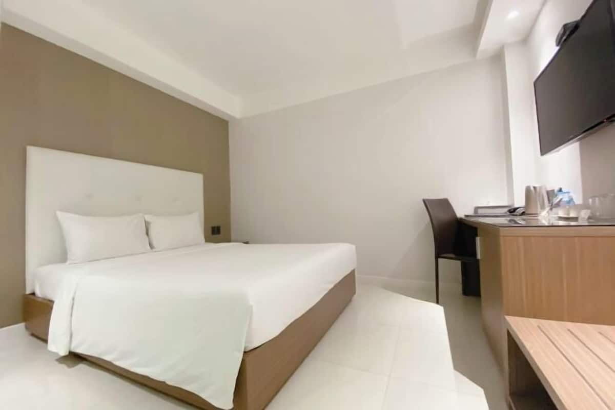 Minibar, in-room safe, desk, free WiFi