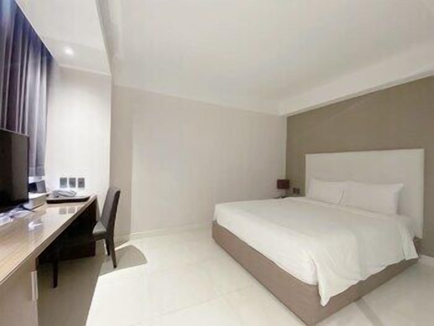 Minibar, in-room safe, desk, free WiFi